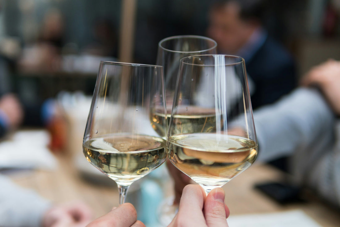 Verres de vin trinquant