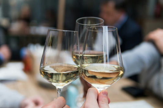 Verres de vin trinquant